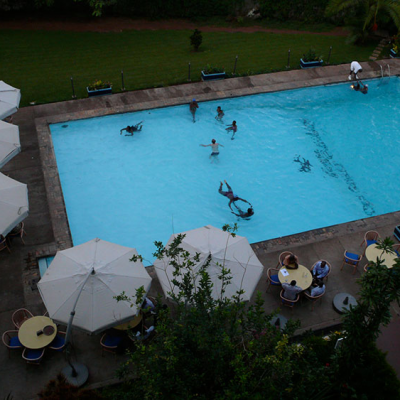 Ein Sonntag im Pool von Kigali